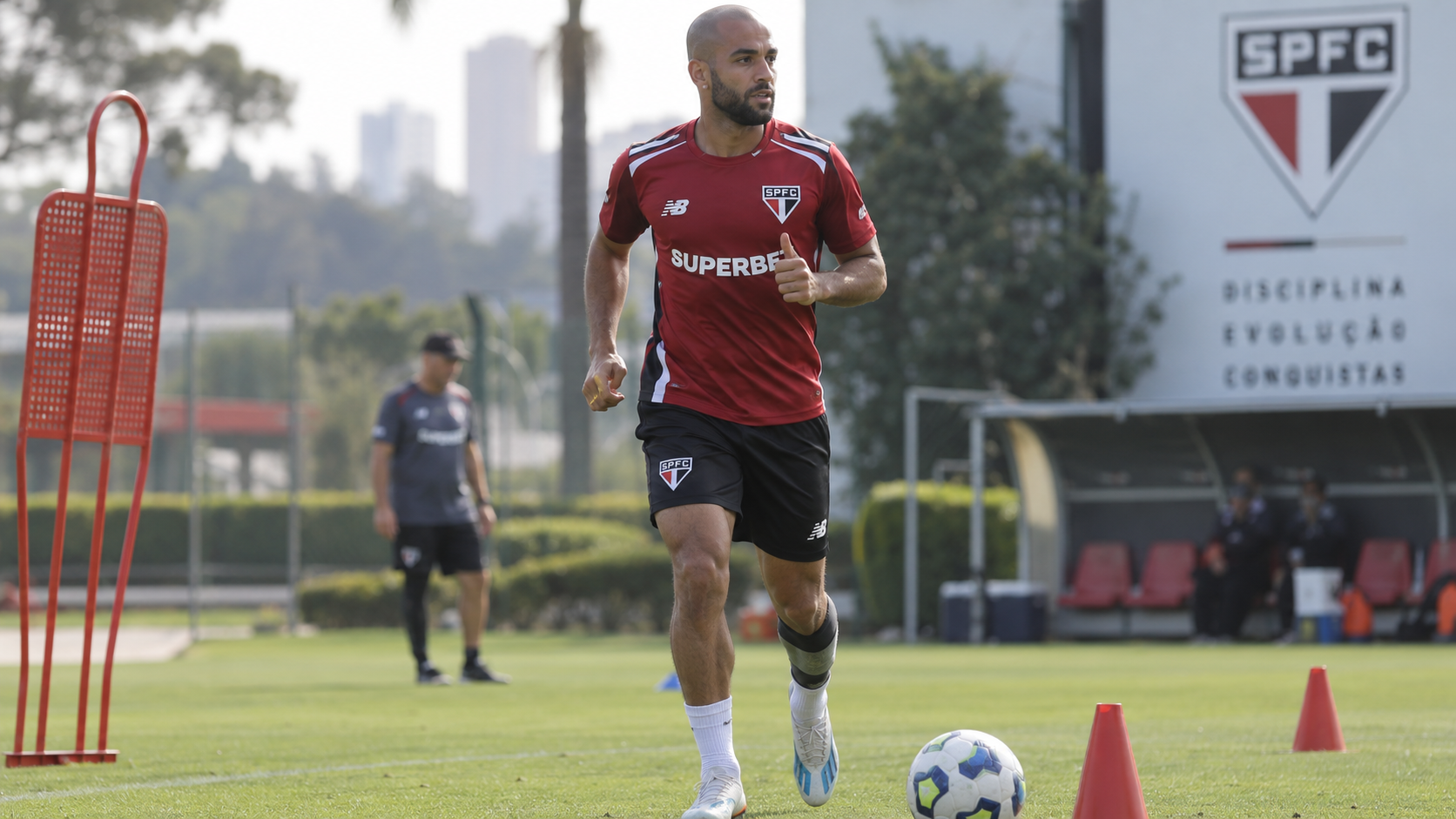Lucas inicia nova fase de recuperação e São Paulo projeta retorno em outubro