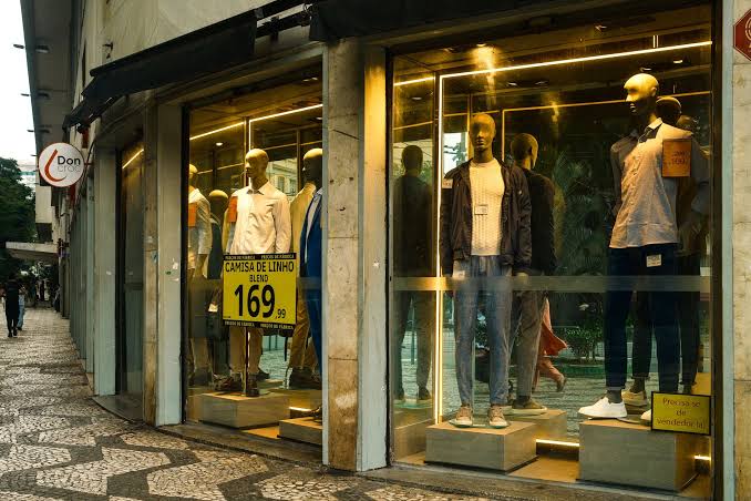 Varejo brasileiro recua 0,8% após Copa do Mundo e acende alerta sobre ritmo do consumo