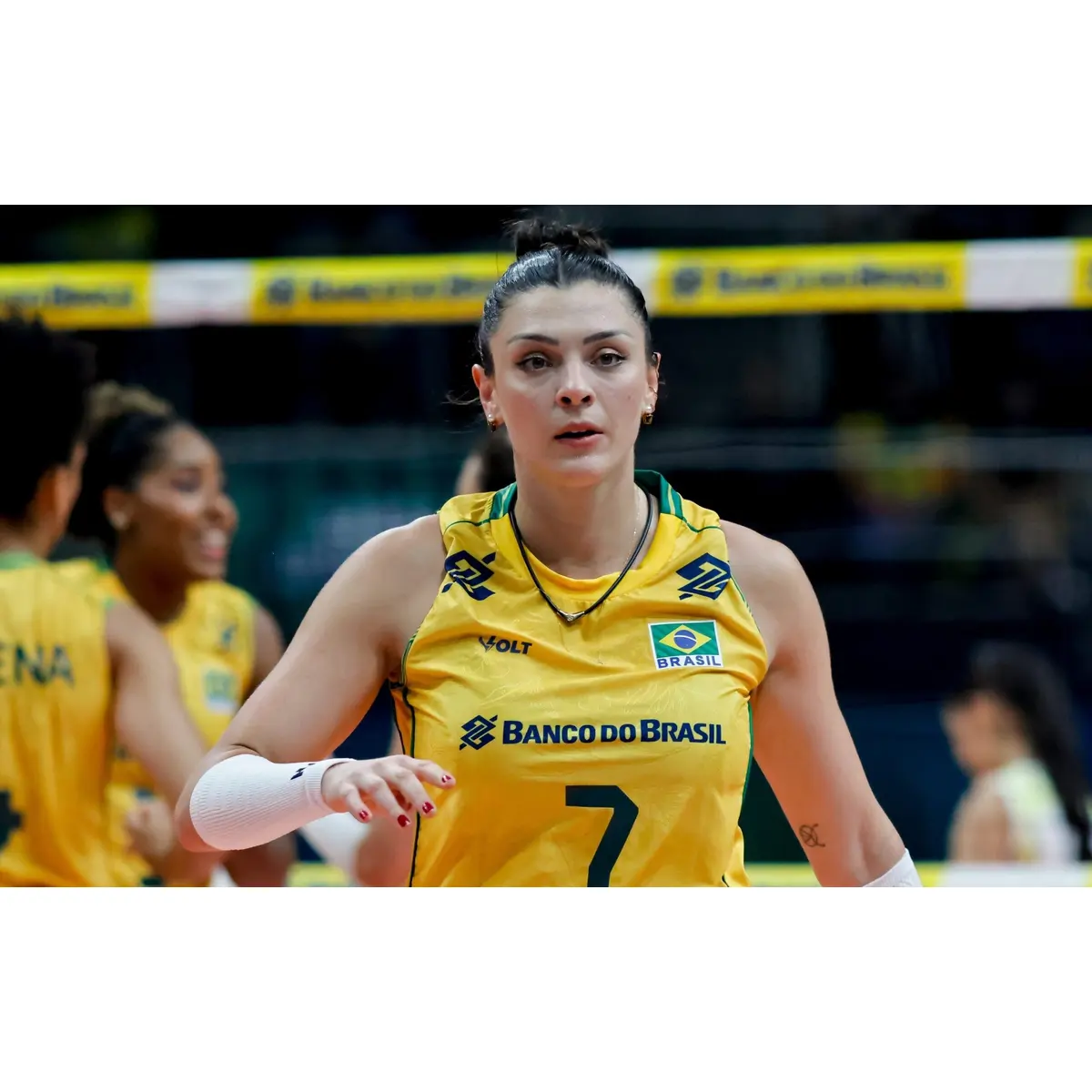 Rosamaria deixa quadra com dor no joelho e vira preocupação para a Seleção de vôlei